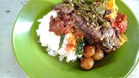 Nah, di Senen, Jakarta Pusat ada RM Ibu Kacamata yang sudah berjualan sejak 1963. Kalau ke sini wajib cicip dendeng cabai hijau yang legendaris. Makin nikmat dengan siraman gulai sayur dan rendang kentang kecil. Foto: dok. detikFood