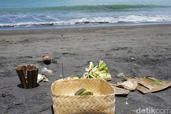 Saat dikunjungi detiktravel, Selasa (5/3/2019) siang pantai itu relatif sepi, hanya terlihat beberapa turis asing yang berjalan di tepi pantai (Aditya Mardiastuti/detikTravel) Saat dikunjungi detiktravel, Selasa (5/3/2019) siang pantai itu relatif sepi, hanya terlihat beberapa turis asing yang berjalan di tepi pantai (Aditya Mardiastuti/detikTravel)