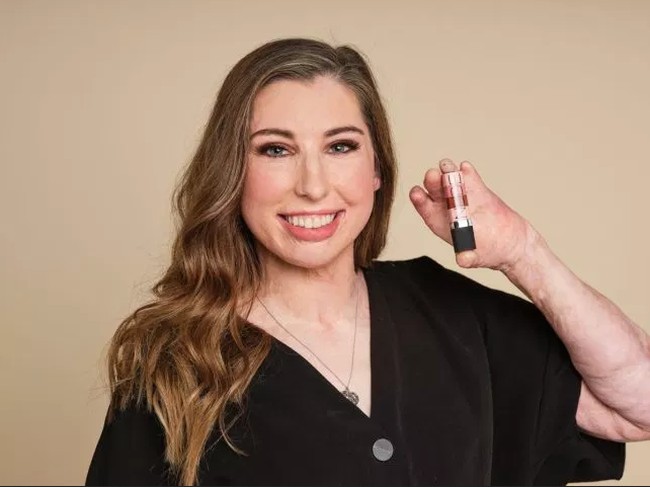 Catrin Pugh bukanlah model biasa. Tubuhnya dipenuhi bekas luka bakar akibat kecelakaan yang dialaminya pada 2013. Foto: Dok. Avon