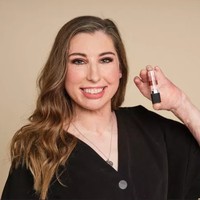 Catrin Pugh bukanlah model biasa. Tubuhnya dipenuhi bekas luka bakar akibat kecelakaan yang dialaminya pada 2013. Foto: Dok. Avon