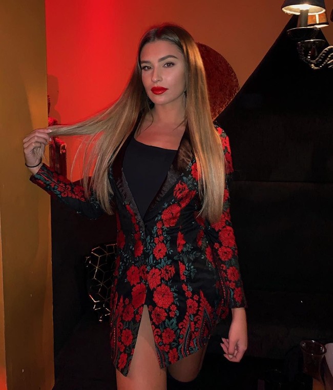 Komitmen Zara tersebut pun berhubungan dengan kariernya sebagai pegawai pemerintah. Sangat sulit tidak bermesraan dengan pria yang saya suka, tapi aku gugup dengan pekerjaanku jika aku bercinta. Ada kode etik yang harus aku patuhi, ucapnya kala itu.  Foto: Instagram (@zara_mcdermott)