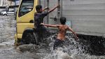 Serunya Anak-anak Bermain di Genangan Banjir ITC Mangga Dua
