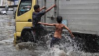 Saat mobil melintas, mereka mengejarnya dan menumpang.