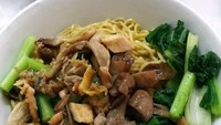 Yummy banget! irisan ayam dan jamurnya besar dan matap. Ditambah sawi dan pangsit kuah dijamin kenyang! Foto: Instagram @romy_suhendra