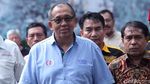 Pose Salam Dua Jari Alex Asmasoebrata Saat Diperiksa Polisi