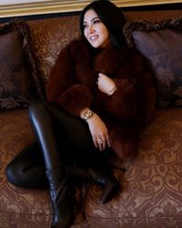 Syahrini memakai jam tangan Rolex.