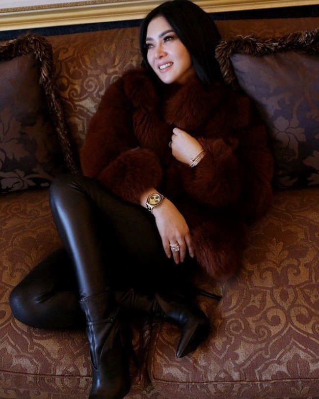 Masih berpose di Hotel Westin, Tokyo, Syahrini kembali berpose memakai coat bulu nan mewah. Namun kali ini tangannya dihiasi jam dari brand Rolex. Jam tangan Rolex vintage dari seri Daytona 6263 yang dilansir pada 1970an ini harganya ditaksir mencapai Rp 50 miliar. Foto: Dok. Instagram @princessyahrini