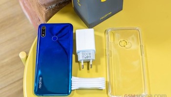 Di sektor dapur pacunya, Realme 3 dibekali Helio P70 yang diklaim punya performa kencang. Realme menyiapkan dua pilihan, ada RAM 3 GB/ROM 32 GB dan RAM 4 GB/ROM 64 GB. Tersedia slot microSD yang mendukung hingga 512 GB untuk menambah kapasitas ruang penyimpanan. Foto: Mobile Indian