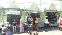 Traveler juga bisa membawa mata air pulang. Jika tidak membawa jerigen, di halaman sendang banyak masyarakat yang menjual jerigen. (Aji Kusuma/detikTravel)