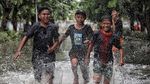 Serunya Anak-anak Bermain di Genangan Banjir ITC Mangga Dua