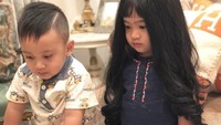  Raja dan Ratu, merupakan anak kembar dari Aisyahrani. Adik sekaligus manajer Syahrini. Lewat akun Instagramnya, ia sering membagikan momen seru saat sedang menghabiskan waktu bersama kedua anaknya. Ini potret lucu Raja dan Ratu saat didandani oleh Syahrini. Foto: Instagram @syh55