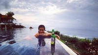 Di Bali, berenang pun Verny tetap menikmati bir. Foto: Instagram@djvernyhasan