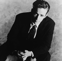 Tapi bukan berarti ia hanya suka berpenampilan santai. Saat mengenakan busana formal seperti jas, ketampanannya pun bertambah. Foto: Getty Images