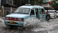 Sejumlah kendaraan melintasi Jalan Raya ITC Mangga Dua yang terendam banjir.