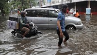 Banjir pun terjadi sejak pukul 03.00 WIB.