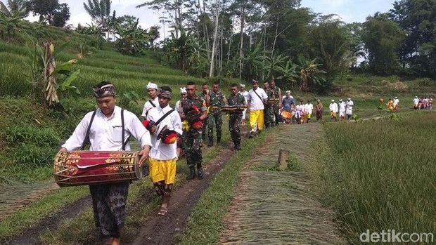 Umat Hindu Magelang laksanakan upacara melasti di Tuk Mas Desa Lebak.