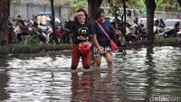 Hujan deras juga membuat debit air sungai masuk ke kawasan ruko.