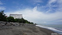 Dalam video berdurasi 33 detik yang beredar viral itu terlihat salah satu atap yang tersisa kerangkanya saja. Atap itulah yang menjadi ciri khas di Pantai Padanggalak (Aditya Mardiastuti/detikTravel)