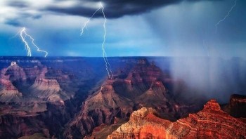 Foto pilihan kesembilan NatgGeo adalah karya fotografer Francisco J. Perez menangkap potret hujan badai saat musim panas di Grand Canyon. (Foto: National Geographic)