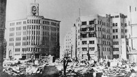Distrik Ginza di Tokyo, Jepang, nampak porak-poranda usai serangan udara yang dilakukan oleh tentara Amerika Serikat pada bulan Juni 1945. Keystone/Hulton Archive/Getty Images  