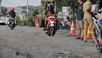 Pagi ini saya lewat sudah ada alat berat di lokasi. Sebagian ditimbun pakai kerikil di jalan yang berlubang tempat kami foto kemarin. Mudah-mudahan yang lain juga diperbaiki, kata Robby.