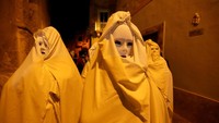 Karnaval Spontan digelar di Desa Ghaxaq, Malta, Senin (4/3) waktu setempat. REUTERS/Darrin Zammit Lupi.