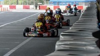 Al tampil cemerlang tak tertandingi sepanjang 14 lap di babak final hingga finis di posisi pertama kelas Kadet alias Little Roker (LR), diikuti dua kakak beradik Yevin dan Yanik David yang juga sama-sama garang dan terus membuntuti setiap langkah Al di lintasan. Foto: dok. Tanada Racing