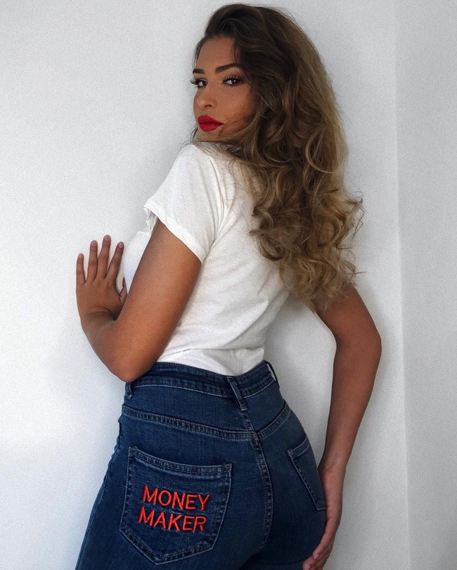 Ketika foto pornonya tersebar, publik langsung dibuat heboh. Tak sedikit yang nyinyir bahwa Zara ternyata tak sepintar itu hingga memberikan foto bugilnya ke kekasihnya saat itu.  Foto: Instagram (@zara_mcdermott)