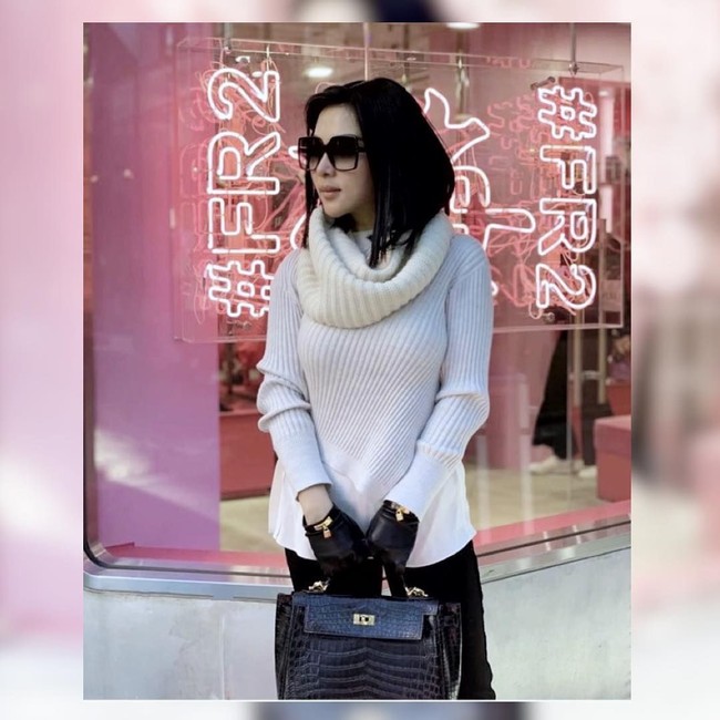 Tampil simpel dengan sweater turtleneck, Syahrini tampak menenteng salah satu koleksi tas Hermes miliknya. Dia membawa Hermes Kelly yang harganya hampir mencapai Rp 900 juta. Foto: Dok. Instagram @princessyahrini