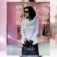 Tampil simpel dengan sweater turtleneck, Syahrini tampak menenteng salah satu koleksi tas Hermes miliknya. Dia membawa Hermes Kelly yang harganya hampir mencapai Rp 900 juta. Foto: Dok. Instagram @princessyahrini