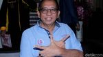 Pose Salam Dua Jari Alex Asmasoebrata Saat Diperiksa Polisi