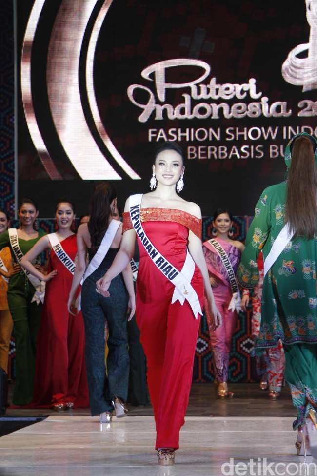 Lychie Joanna Jon Sen dari Kepulauan Riau mencuri atensi dengan jumpsuit merah off-the-shoulder. Warna ini membuat penampilannya lebih segar. Foto: Mohammad Abduh/Wolipop