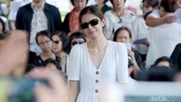 Hingga akhirnya ia tak kuasa menahan tangis. Pool/Noel/detikFoto.