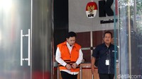 Usai pemeriksaan, Irvan meninggalkan gedung KPK sambil menunduk.