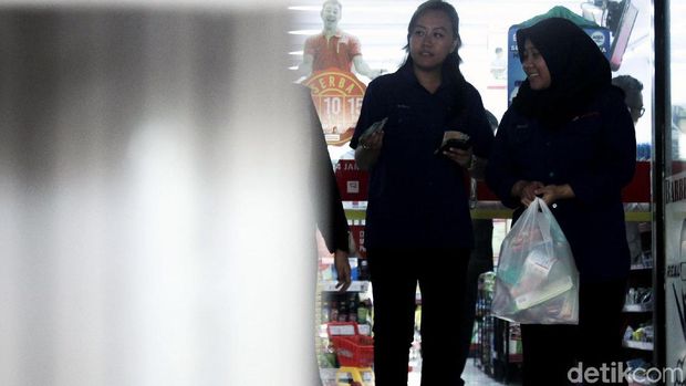 Ilustrasi warga belanja menggunakan kantong plastik / 