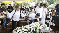 Awalnya Mikha masih terlihat tegar. Pool/Palevi S/detikFoto.