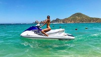 Selain menikmati pantai, Lais juga bermain kayaking, berenang, snorkling dan jetski. (laisribeiro/Instagram)
