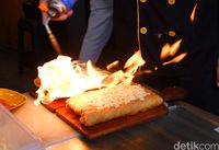 Warung Wakaka: Nikmatnya Sate Taichan Plus Martabak Telur Keju Mulur 