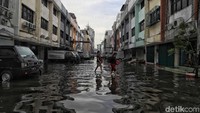 Sebanyak tiga blok tergenang banjir.