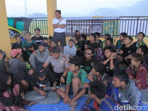 1 Bonek Tewas Usai Tenggak Miras Oplosan di Alun-alun Bandung
