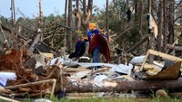 Setelah berhasil dievakuasi, warga kembali ke puing-puing bangunan rumah mereka yang telah rusak untuk mengumpulkan barang-barang berharga yang masih dapat diselamatkan.