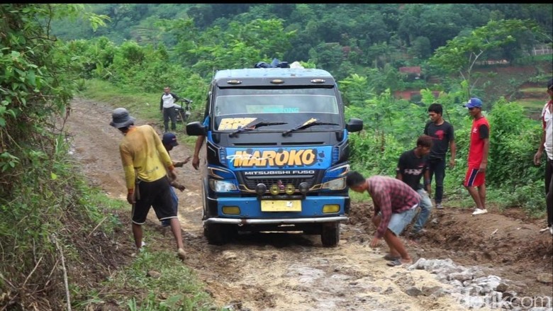Jalan Peundeuy di Garut yang Mirip Sungai Kering Segera Diperbaiki Jalan Peundeuy di Garut yang Mirip Sungai Kering Segera Diperbaiki