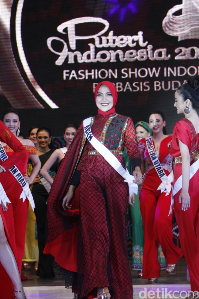 Kehadiran finalis Aceh, Kenny Suwanda semakin dramatis dengan jumpsuit warna merah dan juga aksen cape pada bajunya. Foto: Mohammad Abduh/Wolipop
