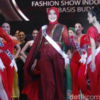 Kehadiran finalis Aceh, Kenny Suwanda semakin dramatis dengan jumpsuit warna merah dan juga aksen cape pada bajunya. Foto: Mohammad Abduh/Wolipop