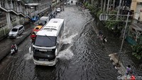 Hujan deras yang mengguyur wilayah Jakarta pada Senin (4/3/2019) malam membuat sejumlah kawasan terendam banjir, salah satunya di Jalan Raya ITC Mangga Dua, Jakarta, Selasa (5/3/2019).
