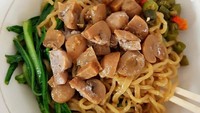 Yamien dengan paduan ayam dan jamur merang berbumbu kecap. Paling enak dimakan dengan acar rawit. Foto: Instagram @dapur_nn
