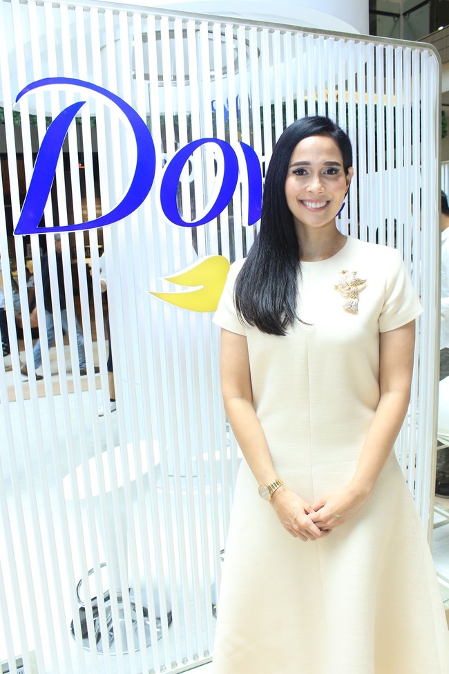 Loemongga Haomasan adalah Presiden Direktur PT Asiana Lintas Cipta dan founder KEP Media Production House. Mantan model dan presenter tersebut juga merupakan istri Menteri Sosial Agus Gumiwang. Foto: Dove