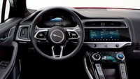 Konsep Jaguar I-Pace memiliki panoramic roof. Legroom mobil ini dikatakan setara dengan pesaingnya di kelas menengah. Ruang bagasinya juga diklaim luas. Istimewa/Dok. Car of The Year.