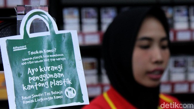 Ribut-ribut Kantong Plastik Harus Kena Cukai