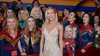 Tawa Brie Larson bersama para fansnya. Amy Sussman/Getty Images